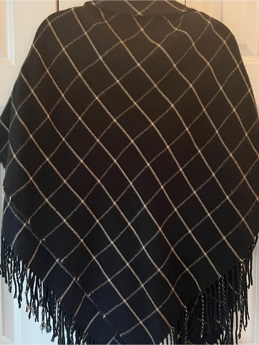 Unbranded One Size Black Beige Plaid Poncho Cape Toggle Fringe - Picture 8 of 9